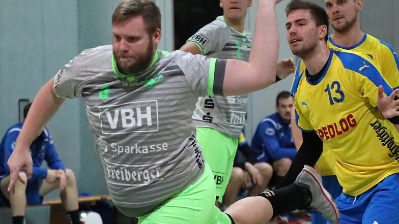 Hoyerswerdas Christian Herzer (in Grau) beim 26:23-Sieg im Dezember 2018 gegen die SG LVB, als diese noch Leipzig III hieß.
