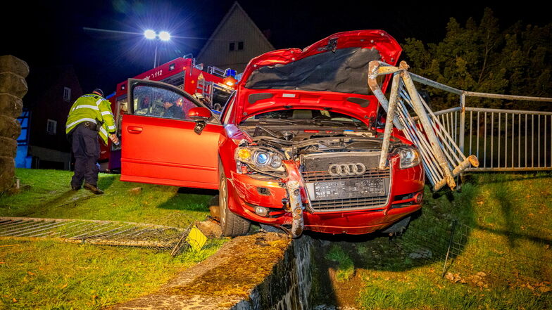 Dieser Audi kam in Dürrröhrsdorf-Dittersbach von der Straße ab, rammte ein Geländer und drohte in einen Teich zu stürzen.