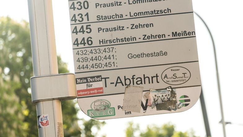 ... mal sind es Sticker mit eher politischer Botschaft wie hier an einem Bushalt an der Goethstraße ...