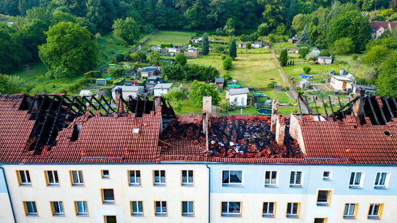 Nach dem Dachstuhlbrand am Donnerstagabend ist das Mehrfamilienhaus Johannes-R.-Becher-Straße 12 bis 16 unbewohnbar. 50 Personen waren evakuiert worden.