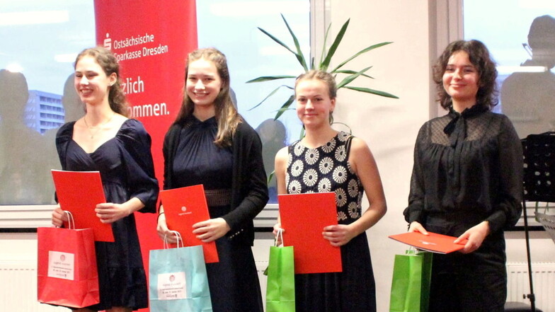 Matilda Nedo, Hanna Raimann, Johanna Domsgen und Sophie Zinnow im Streicherquartett. Sie erzielten "mit sehr gutem Erfolg" 19 Punkte beim deutschlandweiten Wettstreit Jugend musiziert.