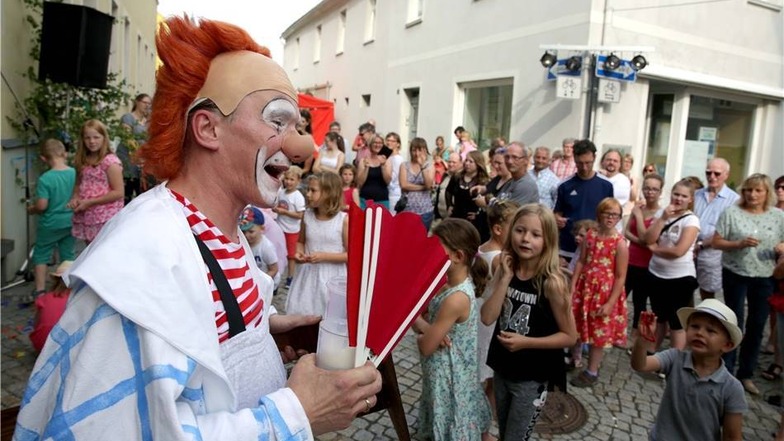 Clown Ferdinand vom KKC verzauberte am Samstagnachmittag die kleinen und großen Feiergäste beim Straßenfest in Kamenz.