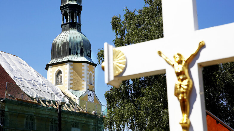 Die Crostwitzer Kirche mit Kruzifix.