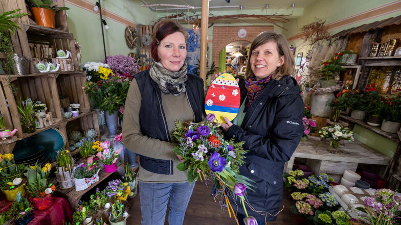 Sandra Tischendorf (links) vom Blumenladen Blattgold ist zufrieden, wie die von Franziska Haase organisierte Oster-Rallye gelaufen ist. Kinder konnten in den Geschäften Holz-Ostereier suchen.