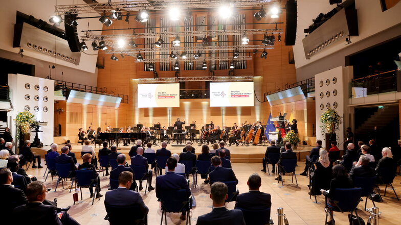 Dirigent Yoel Gamzou dirigiert das Eröffnungskonzert beim Festakt zum Tag der Deutschen Einheit.