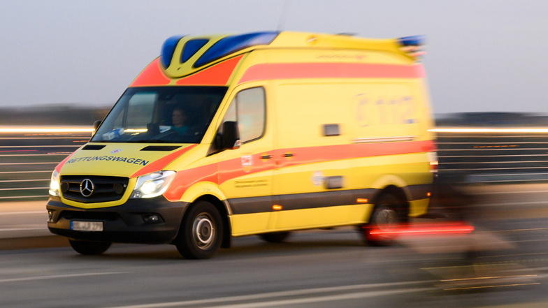 Zwei Verletzte bei Zusammenstoß von Rettungswagen und Opel in Dresden