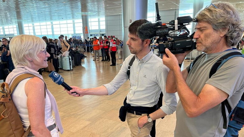 Kurz vor dem Abflug in Tel Aviv wurden Ines Graeber und andere deutsche Reisende von einem bayrischen Fernsehteam interviewt, zu dem ein israelischer Kameramann gehörte.
