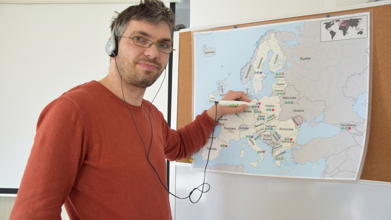 Lucian Kaulfürst zeigt die Landkarte mit den „Bookii“-Aufklebern. Beim Berühren mit dem Stift ertönen verschiedene Dudelsackmusiken.