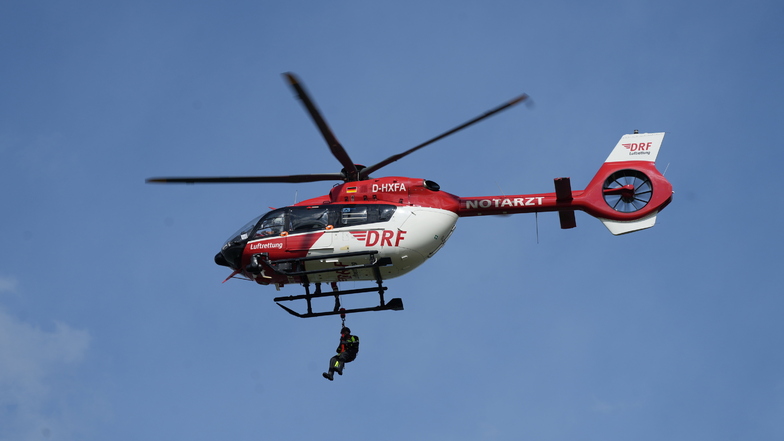 Vom Hubschrauber "Christoph 62" aus Menschen in Not aus dem Wasser retten - das übten die Retter der Bautzener Feuerwehr gemeinsam mit der DRF Luftrettung.