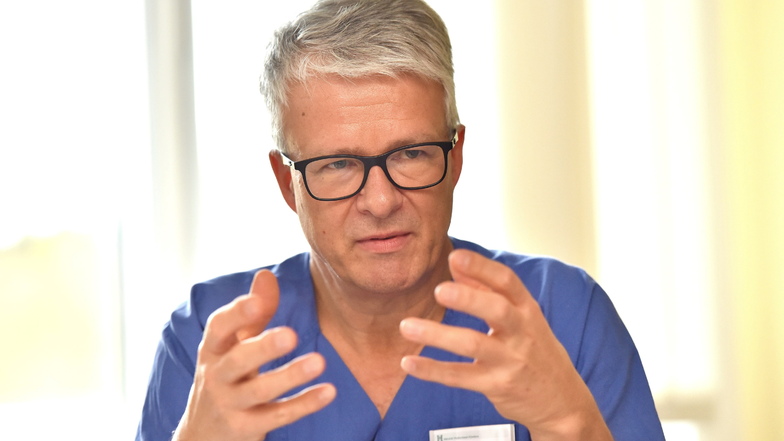 Chefarzt Dirk Münch behandelt Schlaganfallpatienten.