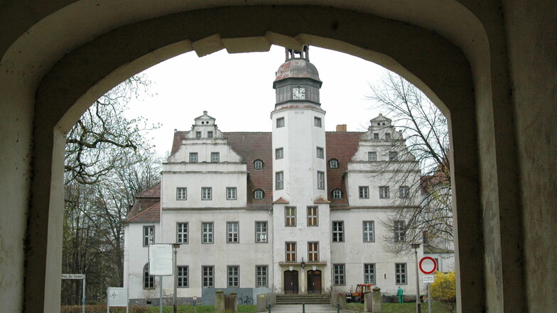 Schloss Lindenau bei Ortrand. Hier findet alljährlich zu Pfingsten das auch bei den Sachsen beliebte Parkfest statt.