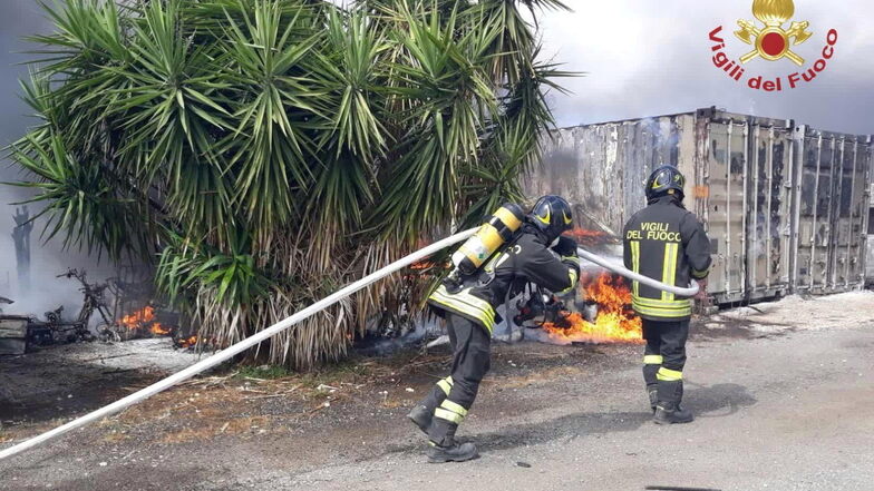 Rauch über Rom - Brand sorgt für Feuerwehr-Großeinsatz
