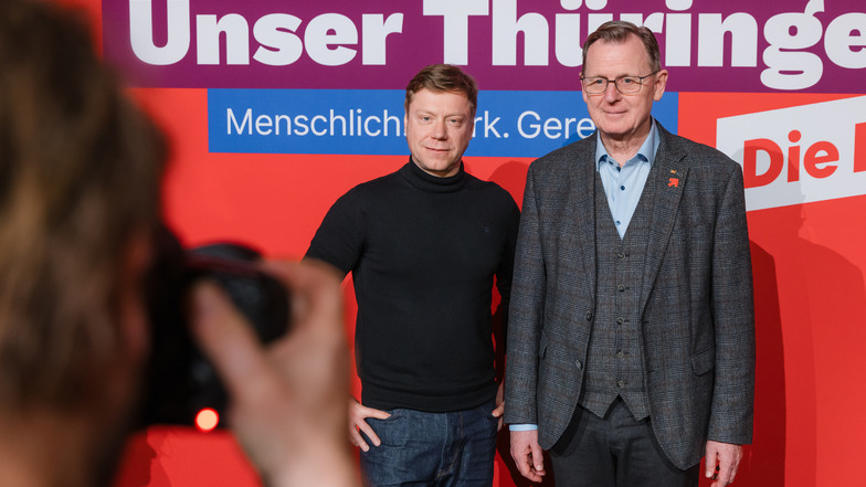 Martin Schirdewan (links), Bundes-Parteivorsitzender, posiert mit Bodo Ramelow, Thüringer Ministerpräsident, am Rande des Landesparteitag der Linken Thüringen in der Festhalle für einen Fotografen.