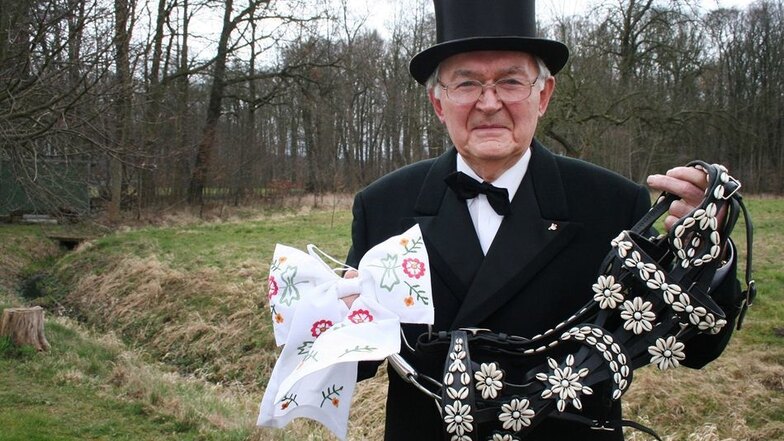 Mit Pferdegeschirr und Schweifschleife: Peter Bresan ist seit 71 Jahren Osterreiter.