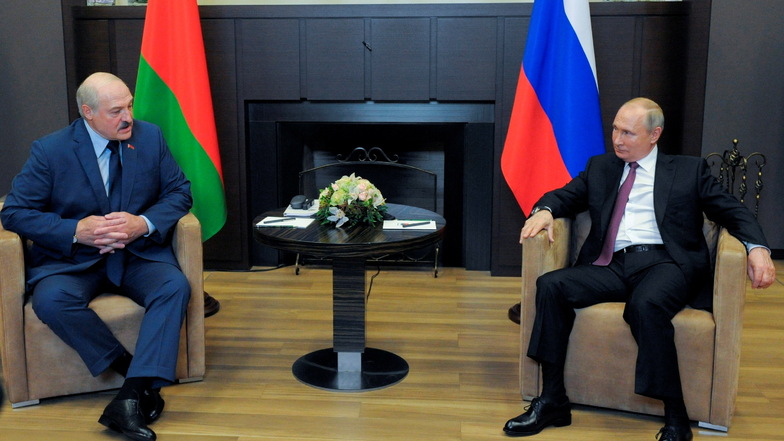 Sotschi: Wladimir Putin (r), Präsident von Russland, und Alexander Lukaschenko, Präsident von Belarus, sprechen während ihres Treffens. Lukaschenko hat sich bei einem Treffen mit Putin über Druck des Westens auf sein Land beklagt.