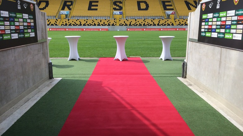 Ein Sektempfang am Rasen ist Teil der Hochzeitsfeiern im Rudolf-Harbig-Stadion in Dresden.