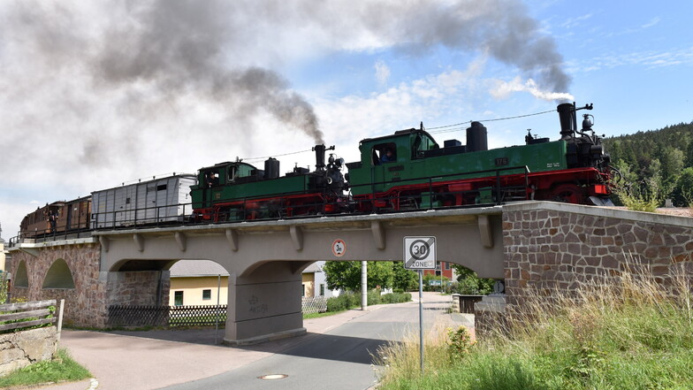 Ein Dampfzug rollt über den Schmiedeberger Viadukt mit zwei Loks IV K.