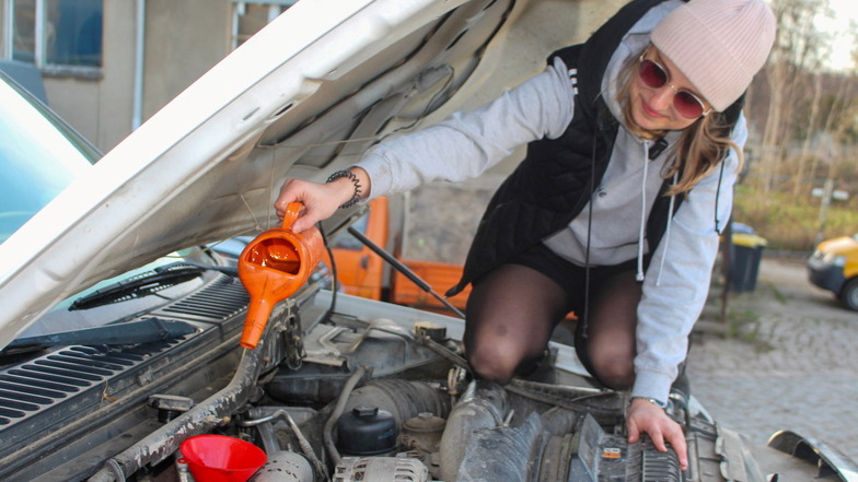 Gelernte KFZ-Mechanikerin ist Käthe alias Quietschiie nicht, den Ölwechsel bei einem Pickup schafft sie trotzdem.