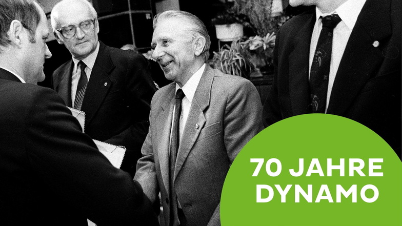 Bei der 35-Jahr-Feier von Dynamo 1988 erhält Walter Fritzsch eine Auszeichnung vom damaligen Präsidenten Alfons Saupe.
