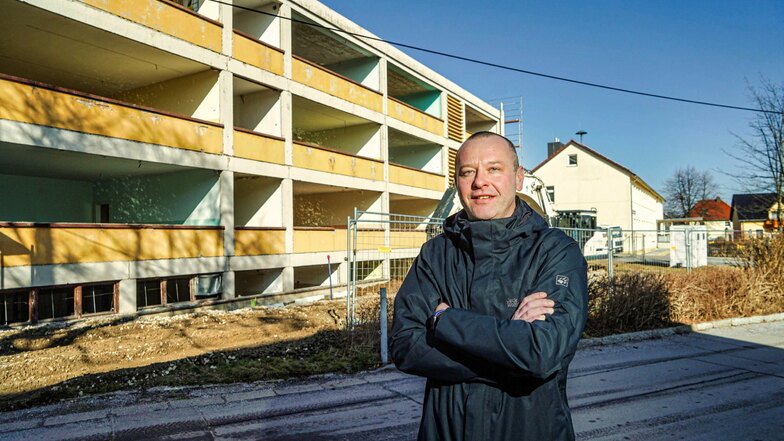 Burkaus Bürgermeister Sebastian Hein steht vor der ehemaligen Mittelschule. Hier soll ein neues Hortgebäude entstehen.
