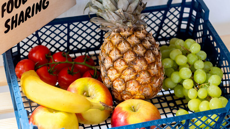 Vom Apfel bis zur Ananas - wer Lebensmittel übrig hat, kann sie im Fairteiler ablegen.