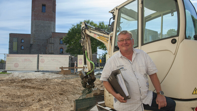 Wieder Grund zum Lachen: Nach der dreimonatigen Corona-Zwangspause hofft Makler Jörg Heller nun auf einen reibungslosen Baubeginn in der Großenhainer Frauengasse.
