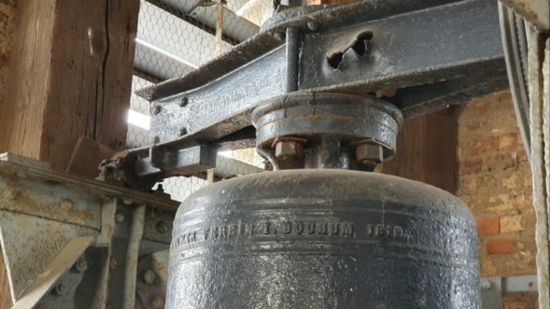 Das ist Glockenstuhl von 1910 in der Kirche der evangelischen Brüdergemeine Niesky mit einem Durchschuss aus dem 2. Weltkrieg.