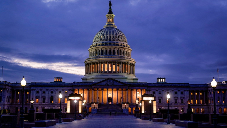 Das Licht in der Kuppel des Kapitols leuchtet und zeigt an, dass die Arbeit im US-Kongress weitergeht.
