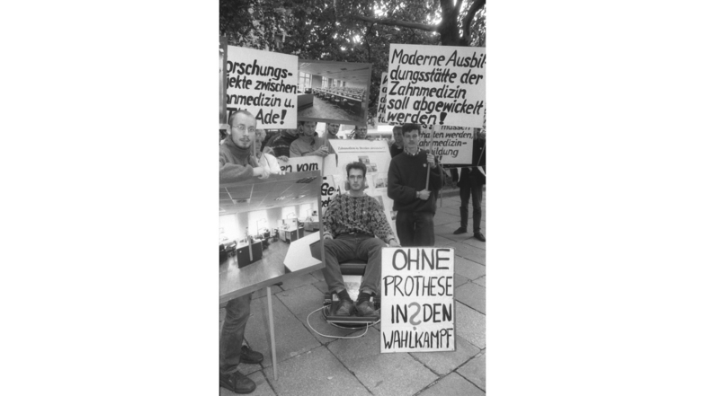 September 1993: Studenten und Mitarbeiter der Medizinischen Akademie Dresden, auch Medak genannt, protestierten vor der Landtagssitzung gegen die Schließung der Zahnmedizinerausbildung in Dresden.