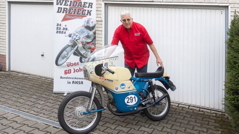 Hans-Jürgen Macioschek, der Organisationsleiter des Weidaer Dreiecks, präsentiert seinen Simson Sperber, mit dem er als Jugendlicher Rennen in Riesa gefahren ist.