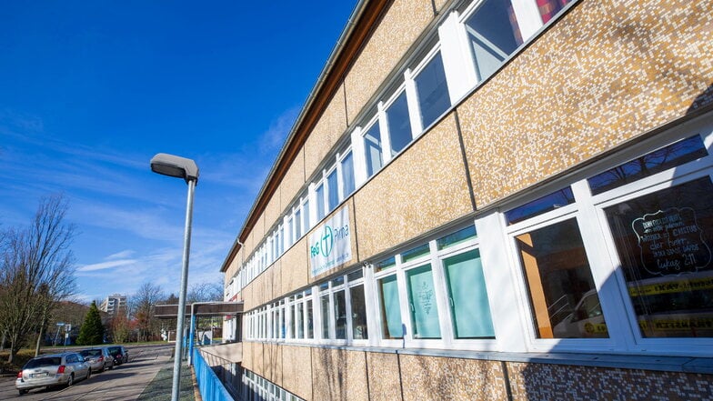 Das Geschäftshaus an der Straße der Jugend 2 auf dem Pirnaer Sonnenstein  soll zu Wohnungen für Senioren ausgebaut werden. Auch ein Neubau ist möglich.