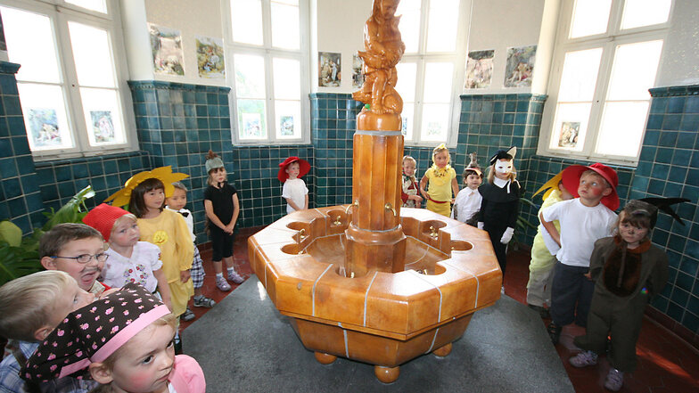Schon schön sprudelte der Märchenbrunnen in der Schule am Laubuscher Markt am Tag seiner offiziellen Wiederinbetriebnahme im Jahre 2011.