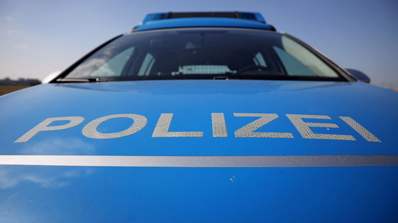 Nach einem Unfall auf einem Parkplatz in Bischofswerda, bei dem eine Frau verletzt wurde, ermittelt die Polizei.