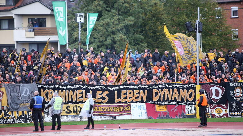 Einige Dynamo-Fans haben am Rande des Drittliga-Spiels gegen Bayreuth eine Imbissbude zerstört, schon während der Partie gab es Angriffe gegen Polizisten.