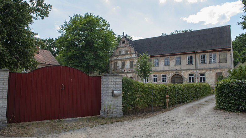 An den früher öffentlichen Rad- und Fahrweg am Schloss Cunnersdorf ist kein Rankommen mehr, seit die Schlossbesitzer das Tor geschlossen halten. Ist das rechtens?
