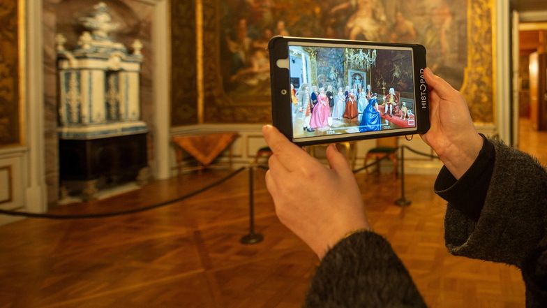 August der Starke empfängt 1728 seine Gäste im Monströsensaal von Schloss Moritzburg. Und die Besucher im Jahr 2021 sind dank des neuen Tablet-Guides mittendrin.