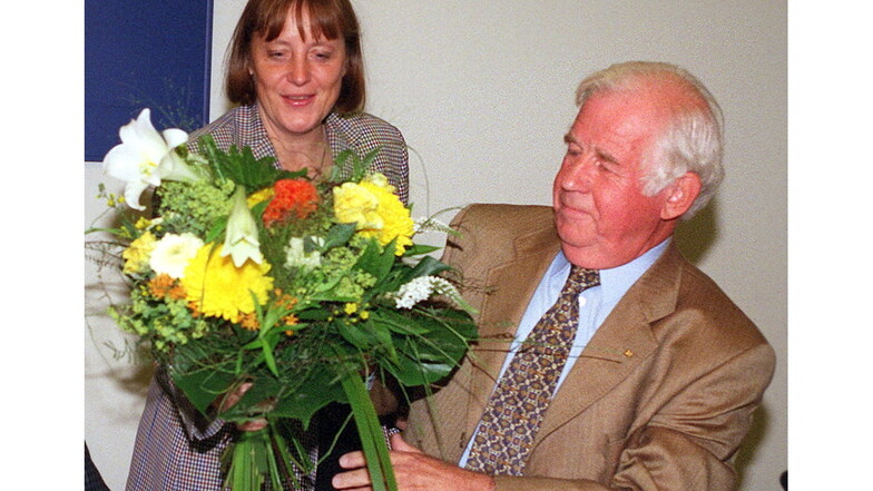 Merkel musste sich auch gegen Ministerpräsident Kurt Biedenkopf behaupten. Hier gab’s Blumen nach der Landtagswahl 1999.