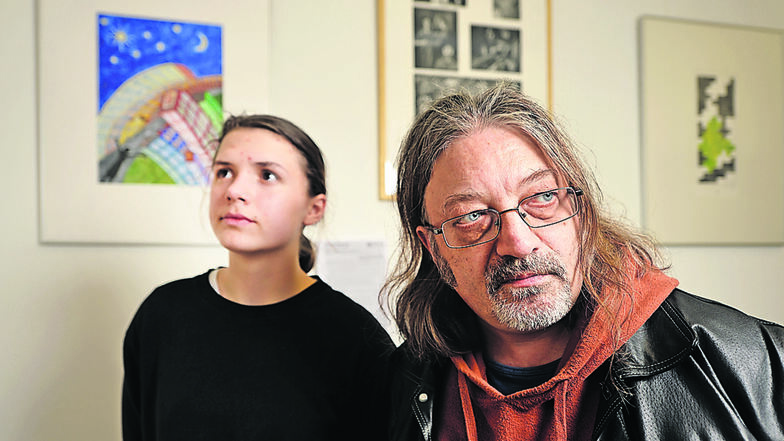 Edgar Kupfer und Anastasia Kalinycev im Sozialamt der Stadt Radebeul vor ihren Bildern.