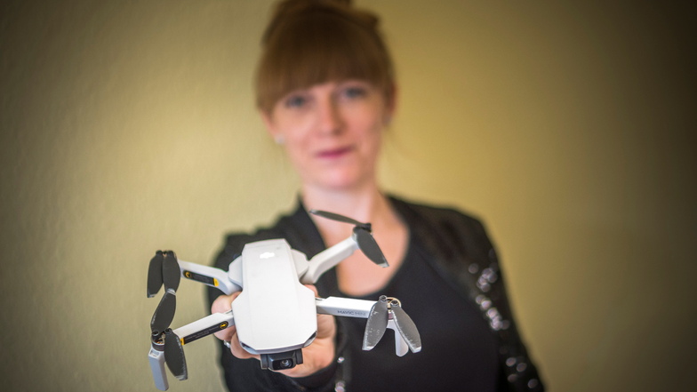 Im vorigen Jahr fand erstmals eine Drohne den Weg ins Riesaer Fundbüro. Sachgebietsleiterin Lisanne Halupczok zeigt das Fluggerät, das ein Finder am Karl-Marx-Ring entdeckte.