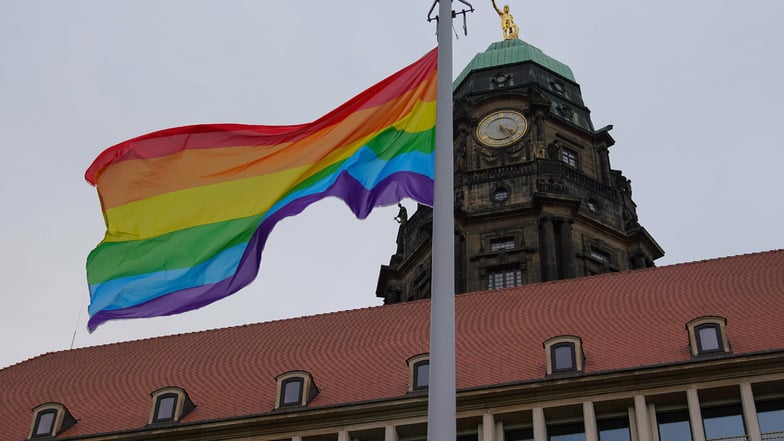 Die Regenbogenfahne vor dem Dresdner Rathaus.