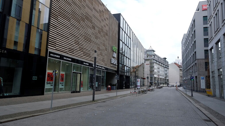 Blick in eine menschenleere Straße am Einkaufszentrum "Höfe am Brühl" in der Leipziger Innenstadt