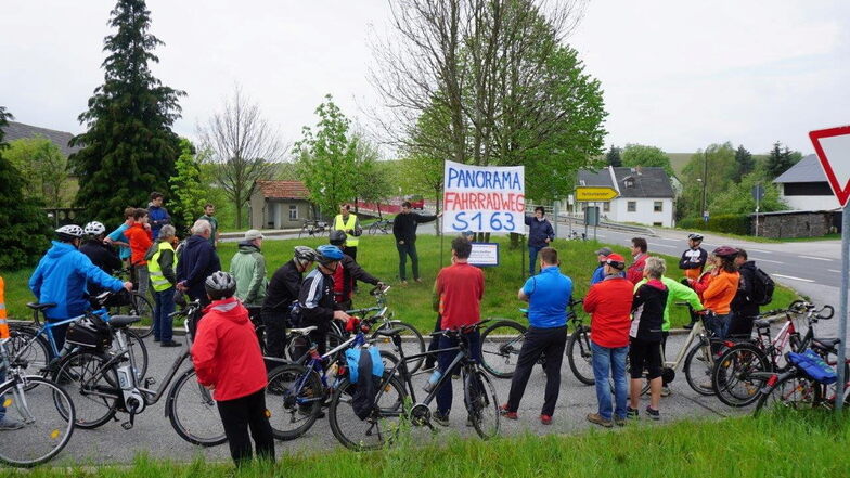 Gleich mehrmals protestierte die Bürgerinitiative für einen Radweg entlang der S163 bei Hohnstein.