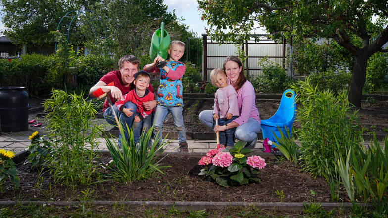 Familie Hahn sammelt in diesen Wochen ihre ersten Kleingarten-Erfahrungen.