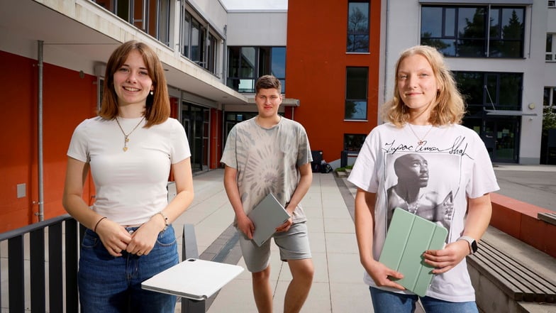 Lina Albrecht, Simon Thiele und Alesia Pohl (v. l.) wurden mit dem Wissenschaftspreis der Freien Schule Schwepnitz geehrt. Den Preis gab es zum ersten Mal.