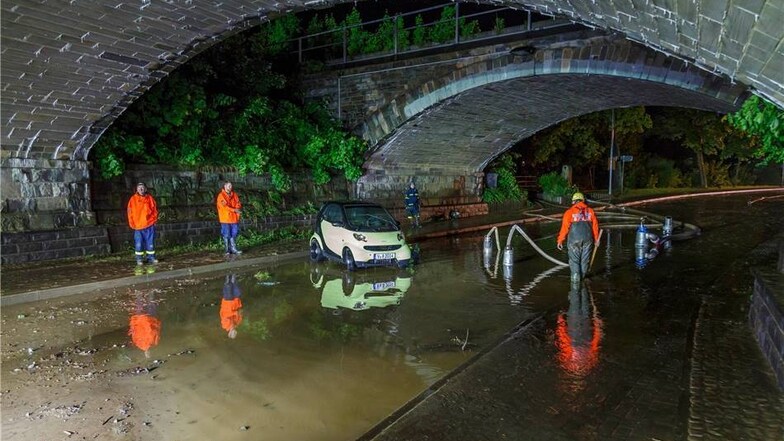 Feuerwehrmänner pumpen in Adorf unter einer Unterführung das Wasser von einer Straße. Schwere Unwetter haben am Donnerstag im sächsischen Vogtland zu massiven Überschwemmungen und Verkehrsbehinderungen geführt.