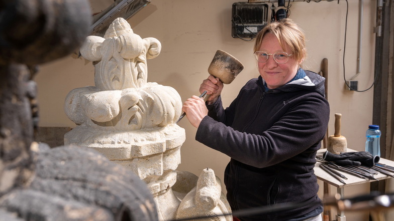 Bei der Arbeit in der Zwingerbauhütte ist Steinbildhauerin Bärbel Hempel ganz in ihrem Element. Weit fortgeschritten ist die Kopie einer Sandsteinvase vom Glockenspielpavillon. Ein halbes Jahr muss sie daran arbeiten.