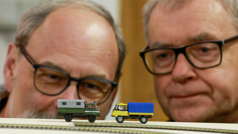 Uwe Kaiser (links) und Matthias Altmann sind froh, dass ihr Zittauer Modell-Eisenbahn-Club über mehr als 100 Robur-Modellautos im Maßstab 1:87 verfügt.