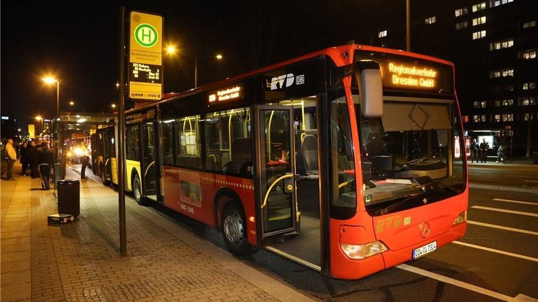 Die Tatverdächtigen hatten an der Haltestelle Reichenbachstraße gewartet und sprühten das Reizgas in den mit etwa 70 Personen besetzten Bus.
