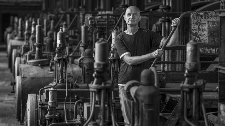 Frank Arnold wurde in den 1970er-Jahren in Knappenrode Facharbeiter für Anlagen und Maschinen mit der Spezialisierung für die Brikettpresse. Seit die Brikettfabrik Industriemuseum ist, macht er sich dort nützlich.