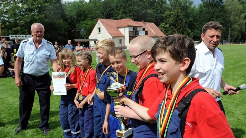 Sieger in der Alterklasse 11 bis 14: Die Mädchen aus Kringelsdorf und die Jungs aus Trebus-Quolsdorf.